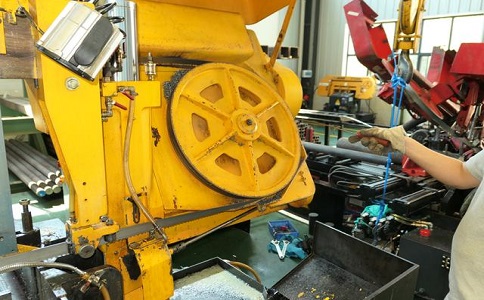 如何解决赵西垸林场卧式金属带锯床切削时出现的断带现象？