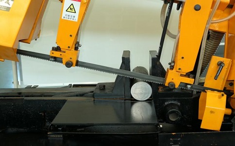 赵西垸林场数控带锯床自动送料精度会出现偏差吗？